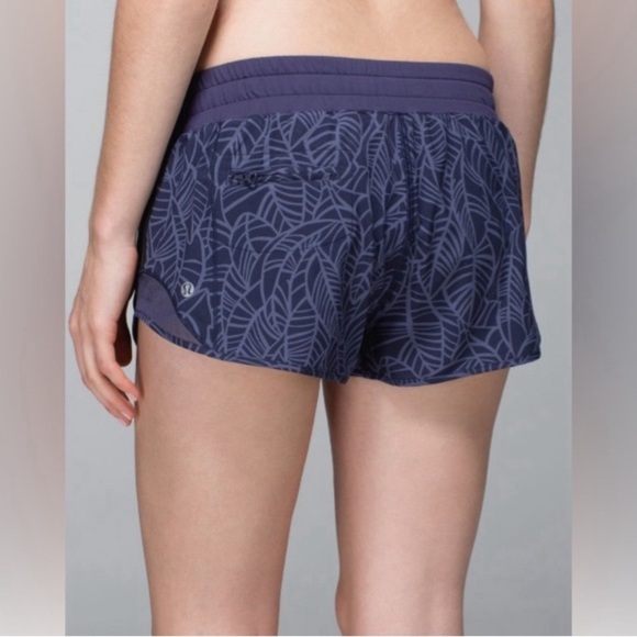 LULULEMON OLD SCHOOL ORIGINAL! Hotty hot shorts EUC blue print lined 6 rare htf - Picture 1 of 2